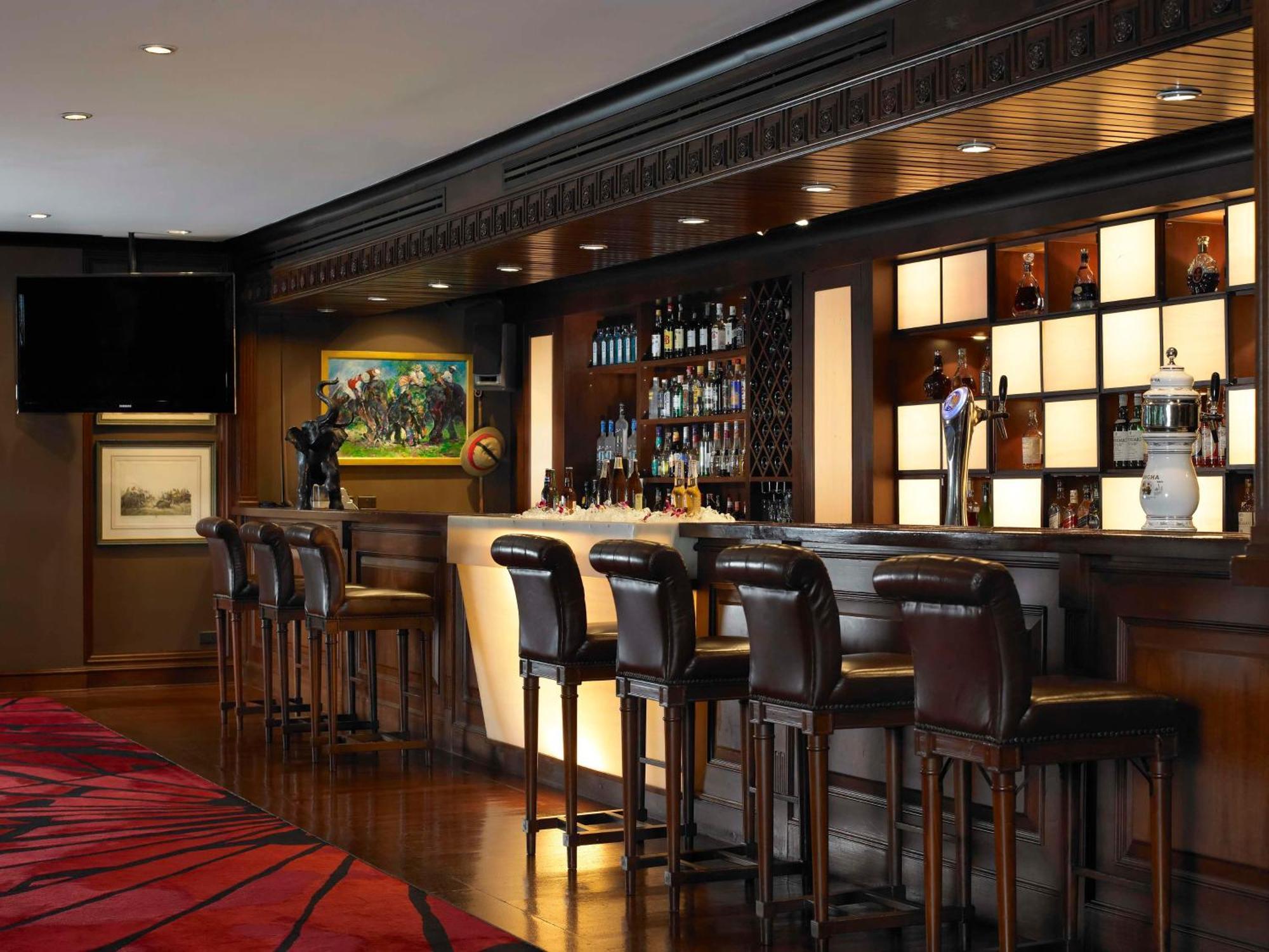 Anantara Riverside Bangkok Resort Экстерьер фото The bar at the 1919