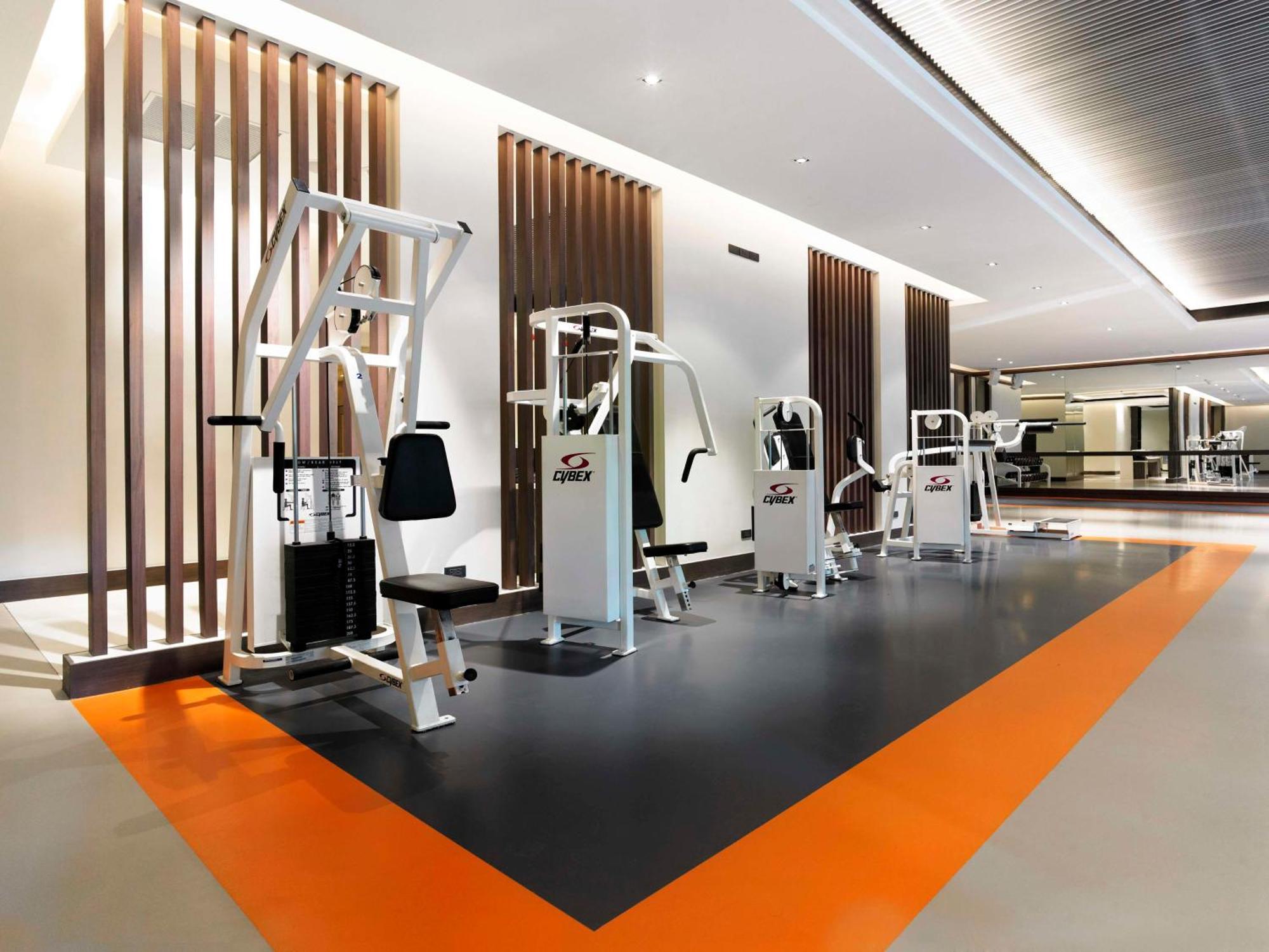 Anantara Riverside Bangkok Resort Экстерьер фото The gym at the hotel