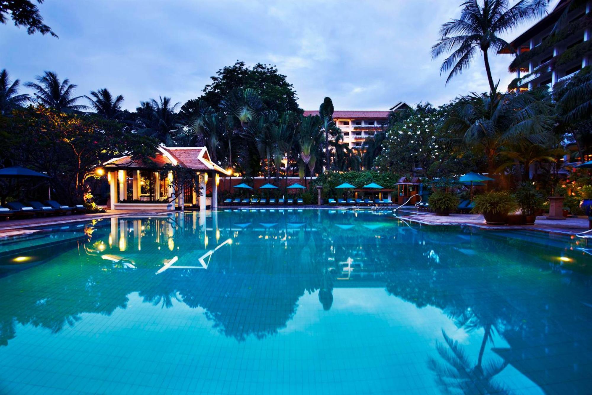 Anantara Riverside Bangkok Resort Экстерьер фото The pool at the Royal