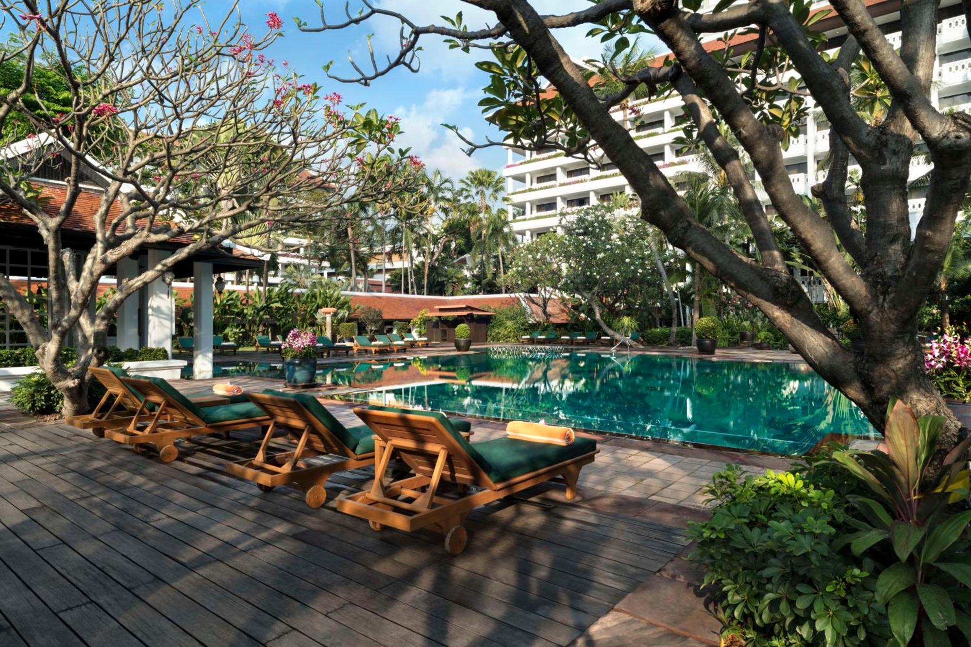 Anantara Riverside Bangkok Resort Экстерьер фото The pool at the hotel