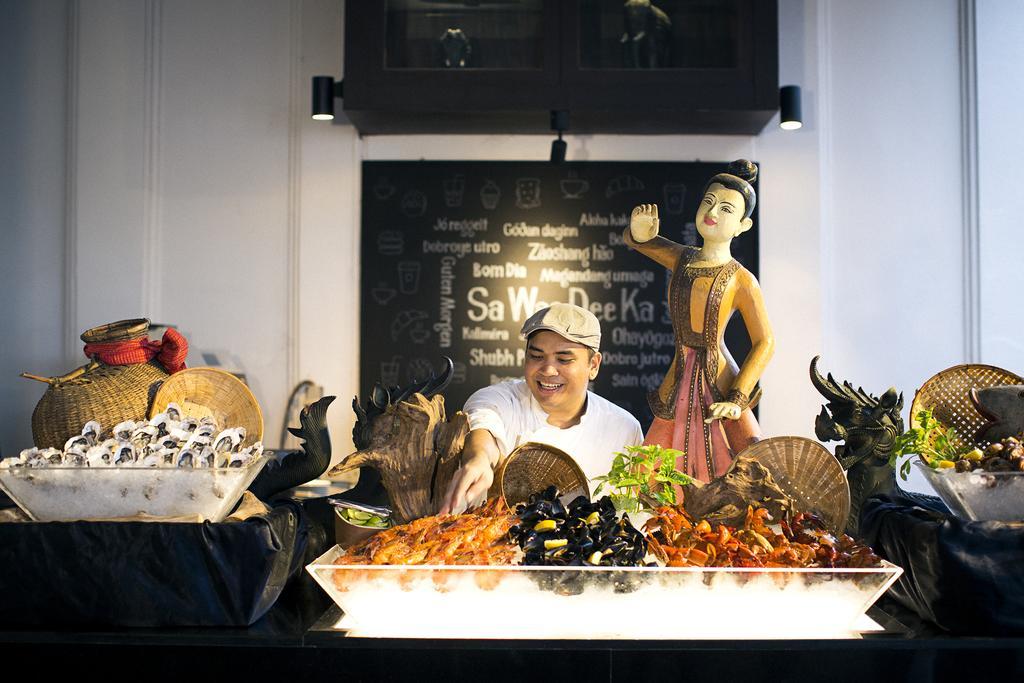Anantara Riverside Bangkok Resort Экстерьер фото Seafood display at the hotel's restaurant, Sala Ka