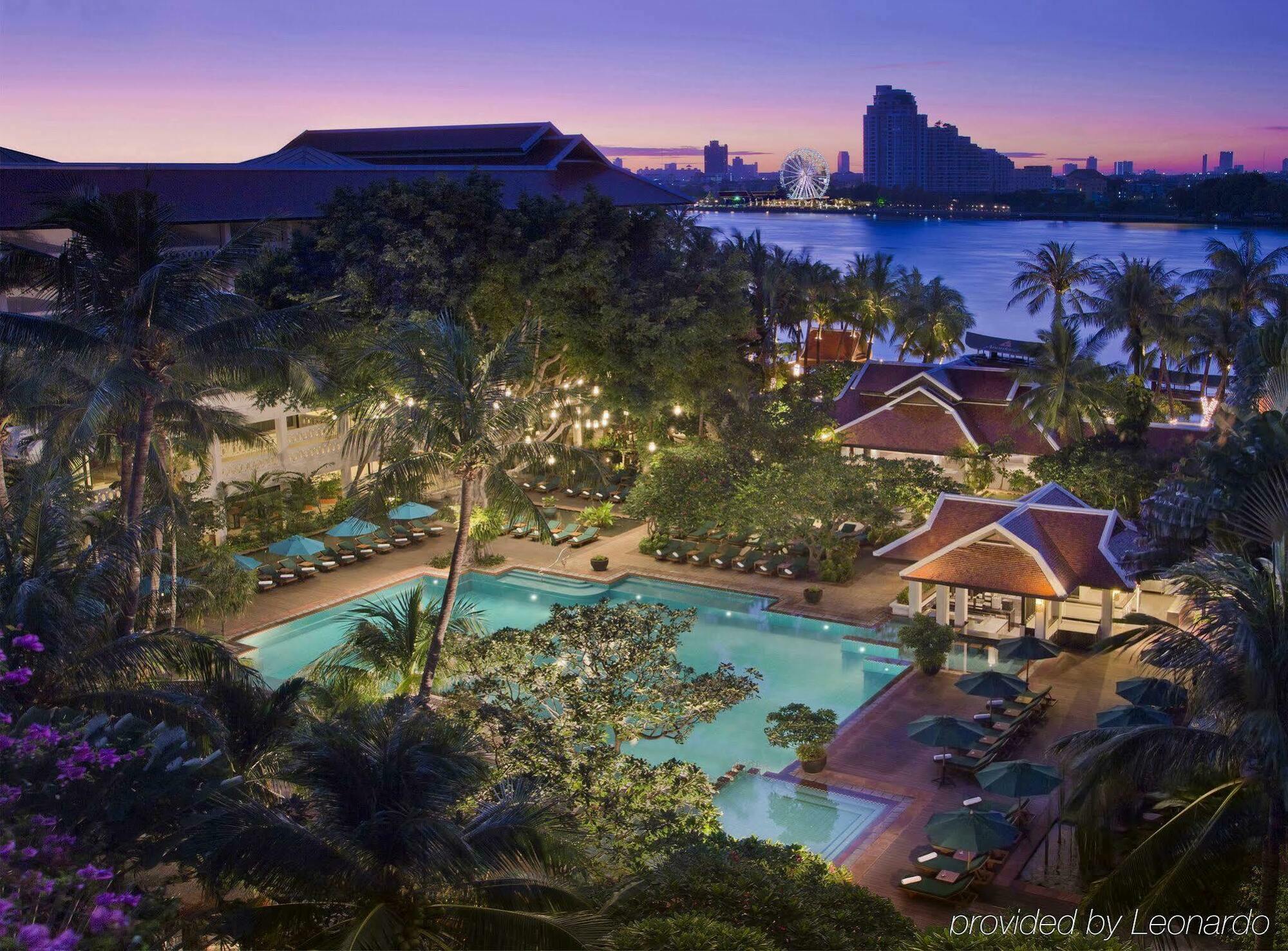 Anantara Riverside Bangkok Resort Экстерьер фото The Royal Pool at The Royal